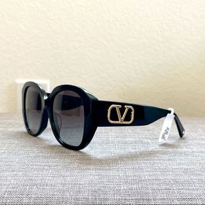 VALENTINO logo V sunglasses with case, box and dust bag!